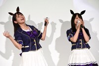 小倉唯（右）の劇中セリフ披露に、体をのけぞらせて喜ぶ上坂すみれ（左）。