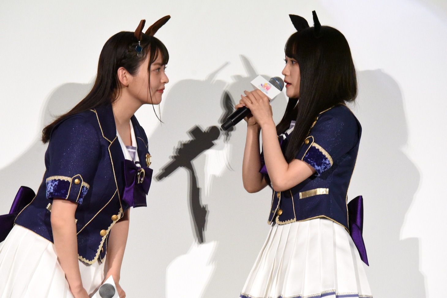 小倉唯（右）を見つめる上坂すみれ（左）。
