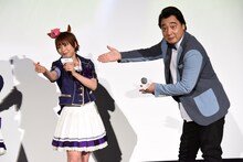 指ハートで会場を沸かせる徳井青空（左）と、それをアピールするジャングルポケット斉藤（右）。