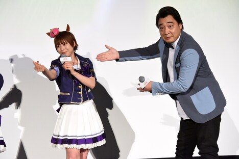 指ハートで会場を沸かせる徳井青空(左)と、それをアピールする斉藤慎二(右)。