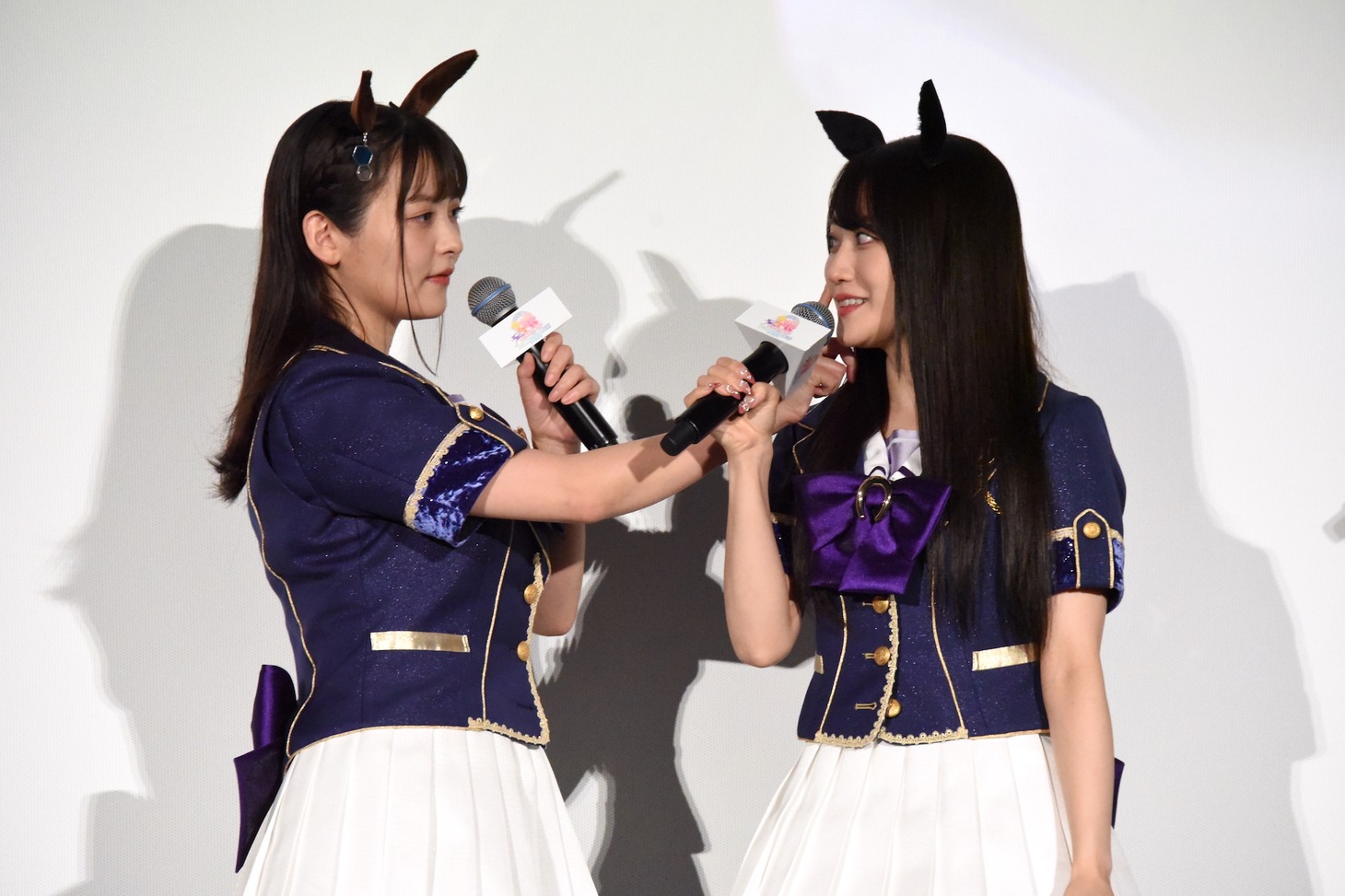 小倉唯（右）のほっぺに触れる上坂すみれ（左）。