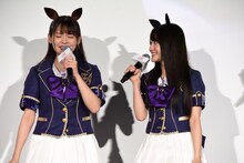 小倉唯（右）のほっぺに触れて悶絶する上坂すみれ（左）。