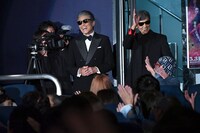 大歓声で迎えられた舘ひろし（左）と柴田恭兵（右）。