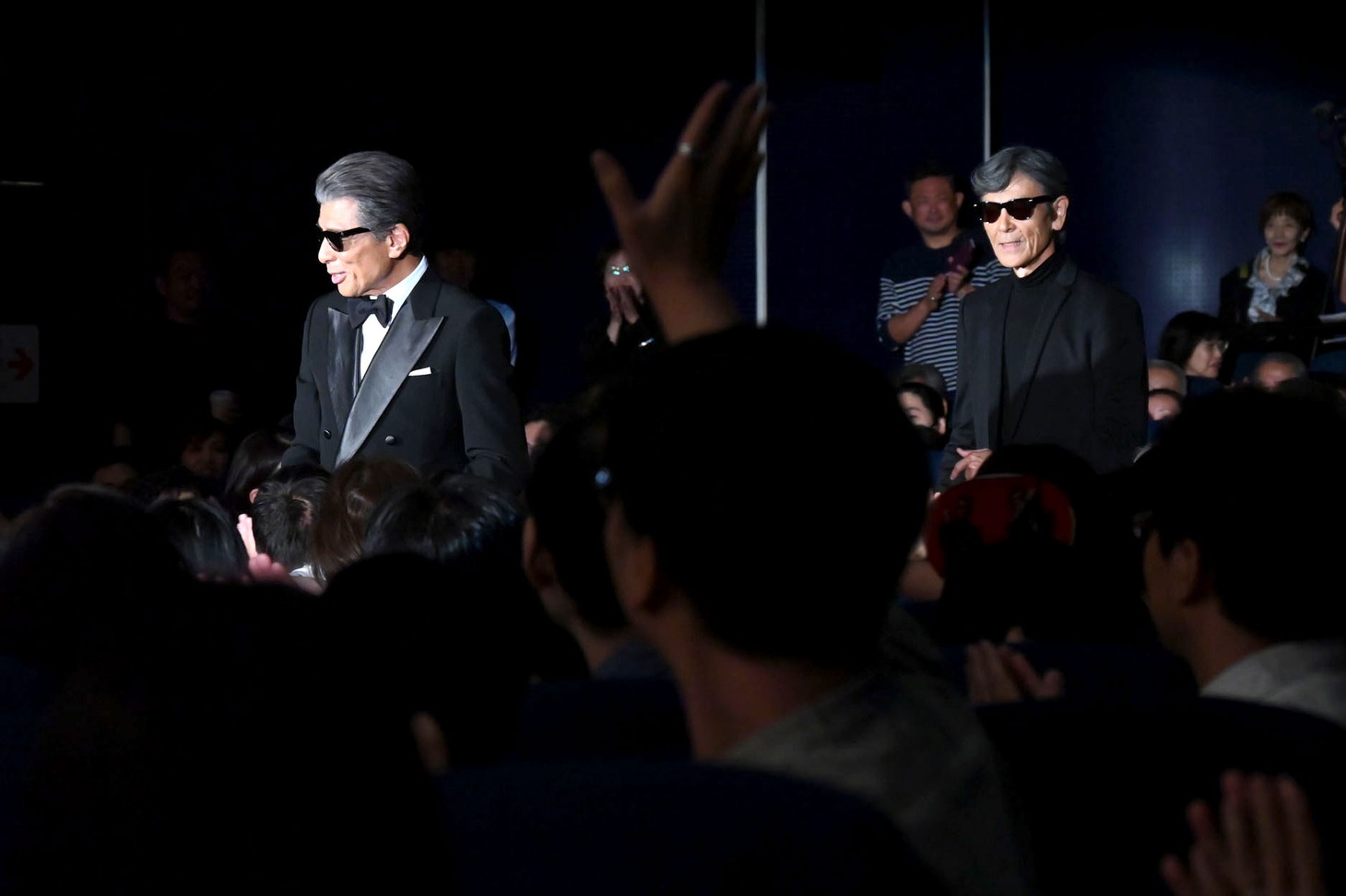 大歓声で迎えられた舘ひろし（左）と柴田恭兵（右）。