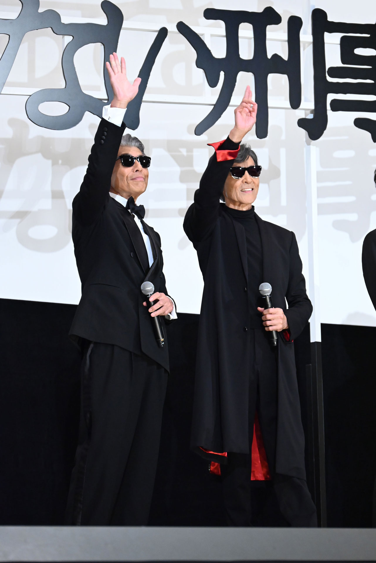 2階席にも手を振る舘ひろし（左）と柴田恭兵（右）。
