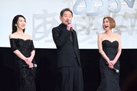 左から長谷部香苗、ベンガル、浅野温子。
