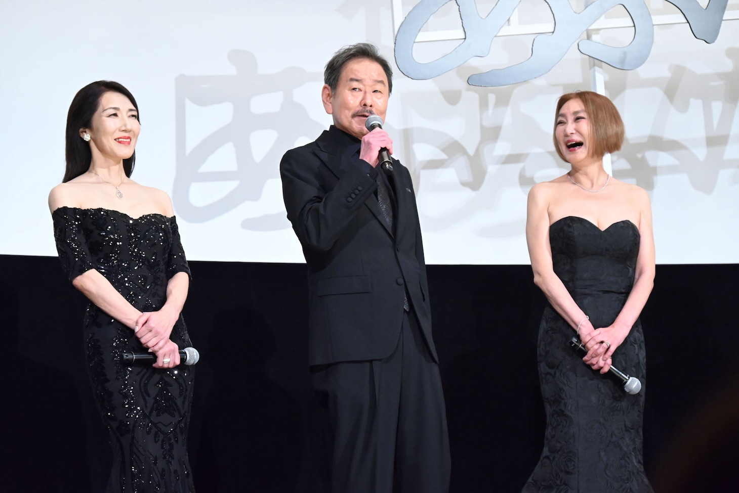 左から長谷部香苗、ベンガル、浅野温子。