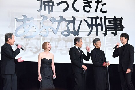 自由奔放なベンガル(左)を諫める仲村トオル(右)。