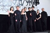 「帰ってきた あぶない刑事」初日舞台挨拶にて、左から長谷部香苗、ベンガル、浅野温子、舘ひろし、柴田恭兵、仲村トオル、土屋太鳳、原廣利。