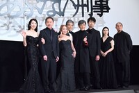 「帰ってきた あぶない刑事」初日舞台挨拶にて、左から長谷部香苗、ベンガル、浅野温子、舘ひろし、柴田恭兵、仲村トオル、土屋太鳳、原廣利。