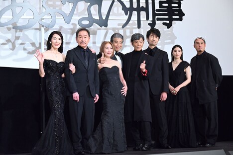 「帰ってきた あぶない刑事」初日舞台挨拶にて、左から長谷部香苗、ベンガル、浅野温子、舘ひろし、柴田恭兵、仲村トオル、土屋太鳳、原廣利。