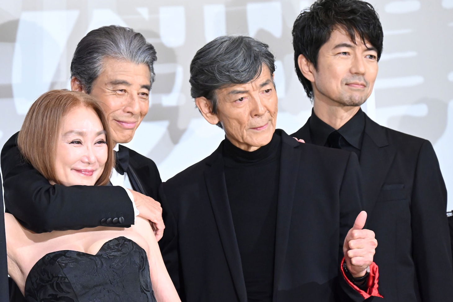 「帰ってきた あぶない刑事」初日舞台挨拶にて、左から浅野温子、舘ひろし、柴田恭兵、仲村トオル。