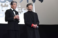 しみじみ思いを語る舘ひろし（左）と柴田恭兵（右）。