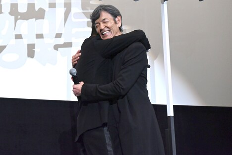 舘ひろし(奥)と柴田恭兵(手前)。