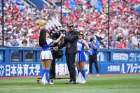 客席にグッズを打ち込もうとする舘ひろし（中央）。