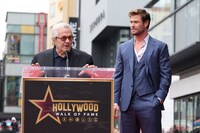 左からジョージ・ミラー、クリス・ヘムズワース。