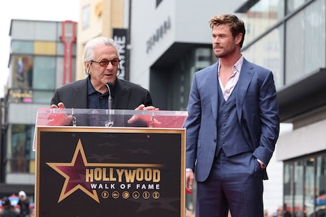 左からジョージ・ミラー、クリス・ヘムズワース。