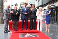 クリス・ヘムズワース（中央左）のハリウッド殿堂入りを祝す式典の様子。