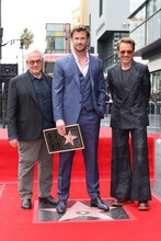 左からジョージ・ミラー、クリス・ヘムズワース、ロバート・ダウニー・Jr.。