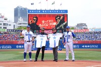 左から筒香嘉智、舘ひろし、柴田恭兵、横浜DeNAベイスターズ監督の三浦大輔。