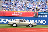 レパードを運転する柴田恭兵。