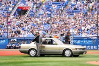 スタジアムに登場した舘ひろし（右）と柴田恭兵（左）。