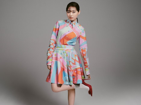 本宮密子役の福原遥。