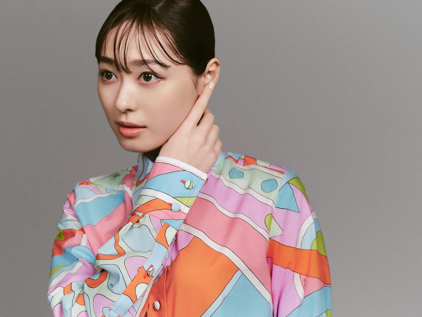 本宮密子役の福原遥。