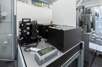 フィルムにレーザーで字幕を焼き付けるレーザーサブタイトラー。