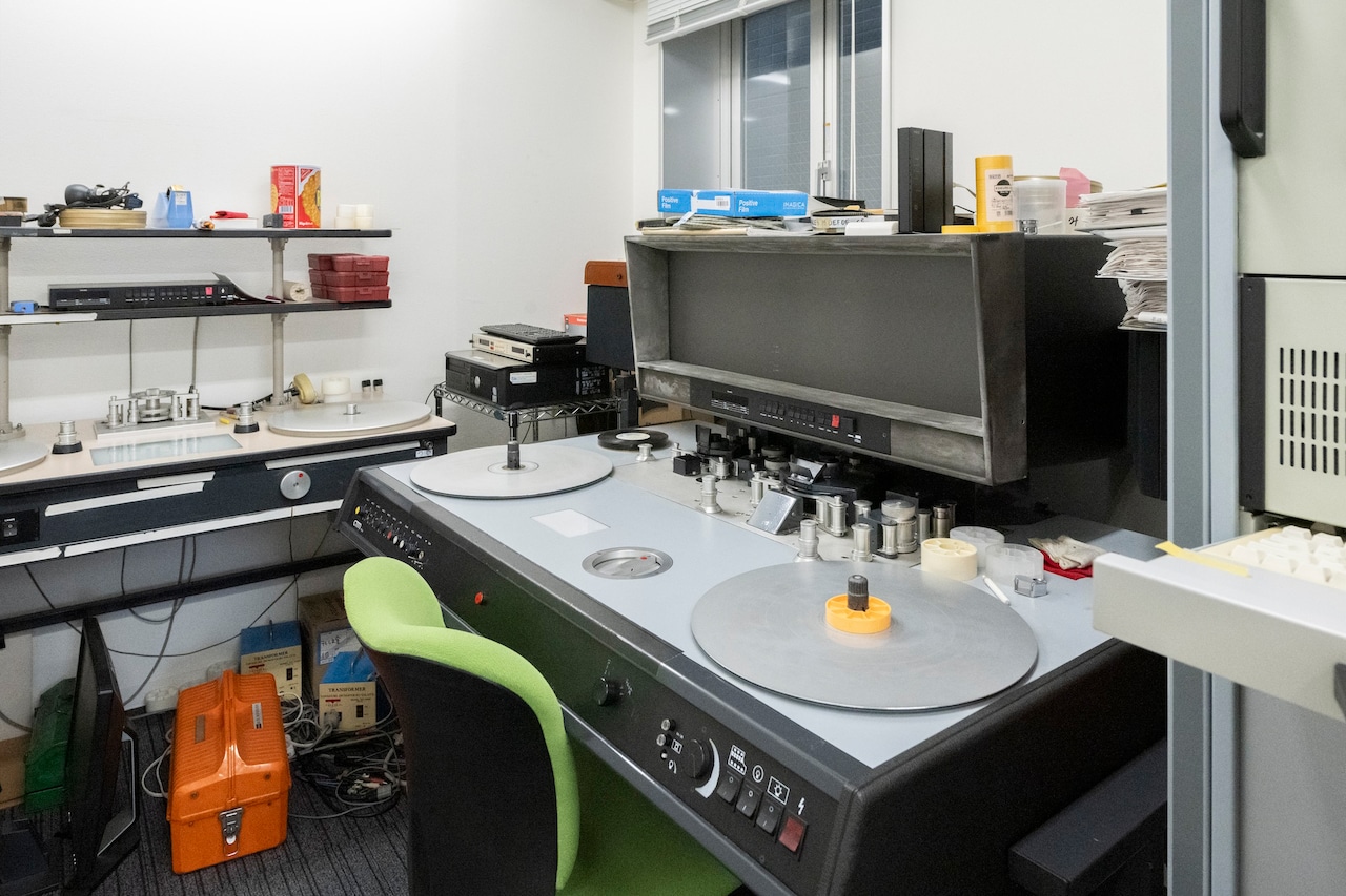 フィルムのチェックなどを行う編集機。