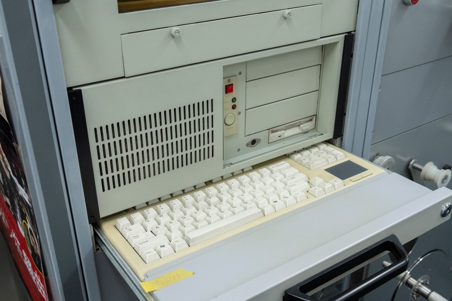 レトロフューチャーなSFを思わせるコンソール部分。