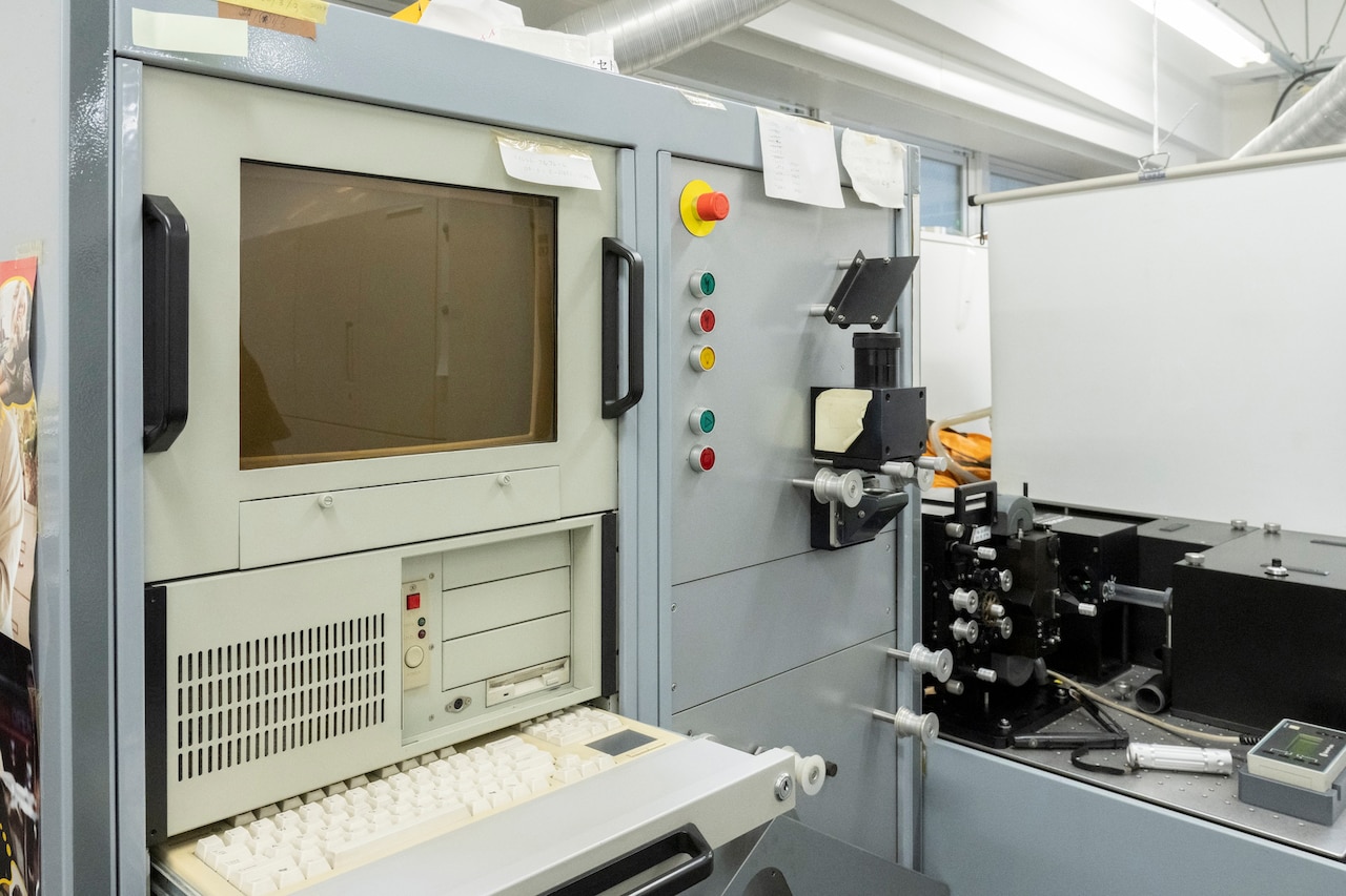 レトロフューチャーなSFを思わせるコンソール部分。