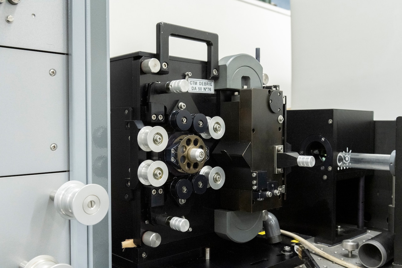 フィルムにレーザーで字幕を焼き付けるレーザーサブタイトラー。