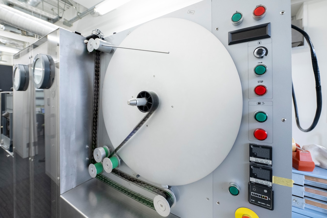 レーザー照射によって生じる煤などを払う、フィルムのクリーニング機器。