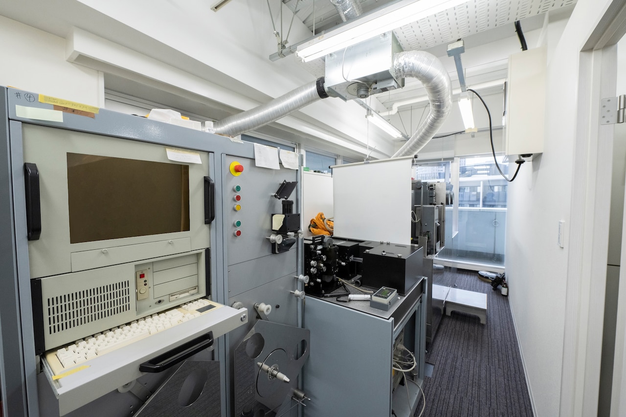 フィルムに字幕の焼き付けを行う、日本シネアーツ社の作業部屋。