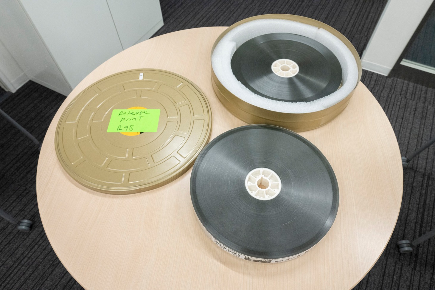 「オッペンハイマー」の35mmフィルム。109シネマズプレミアム新宿、八丁座で使用されているニュープリントのほかに、予備としてアメリカでの上映に使われていたプリントが1本取り寄せられた。