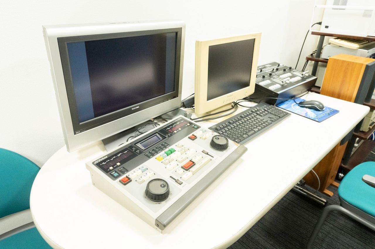 字幕のテキストデータ作成に使用されるパソコン。