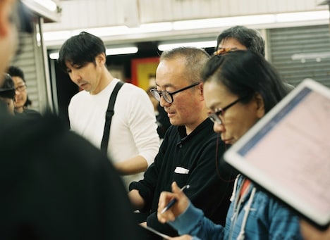 「港に灯がともる」撮影の様子。中央は監督の安達もじり。