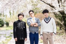 左から田澤泰粋、市原隼人、佐藤大志。