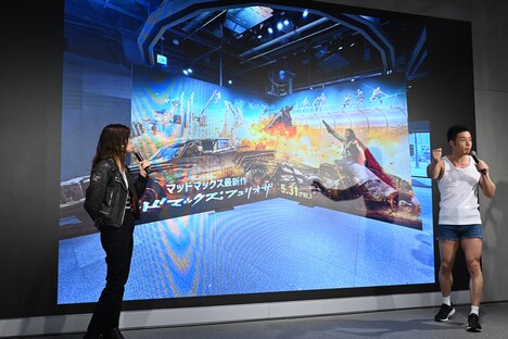 「マッドワールドV8展」のお気に入りポイントを語るなかやまきんに君（右）。