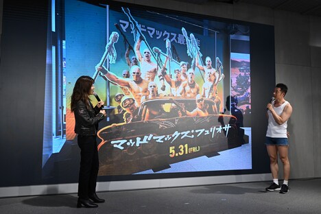 「マッドワールドV8展」のお気に入りポイントを語るヒコロヒー（左）。