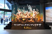 「マッドワールドV8展」の様子。