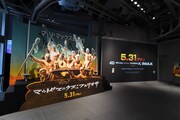 「マッドワールドV8展」の様子。
