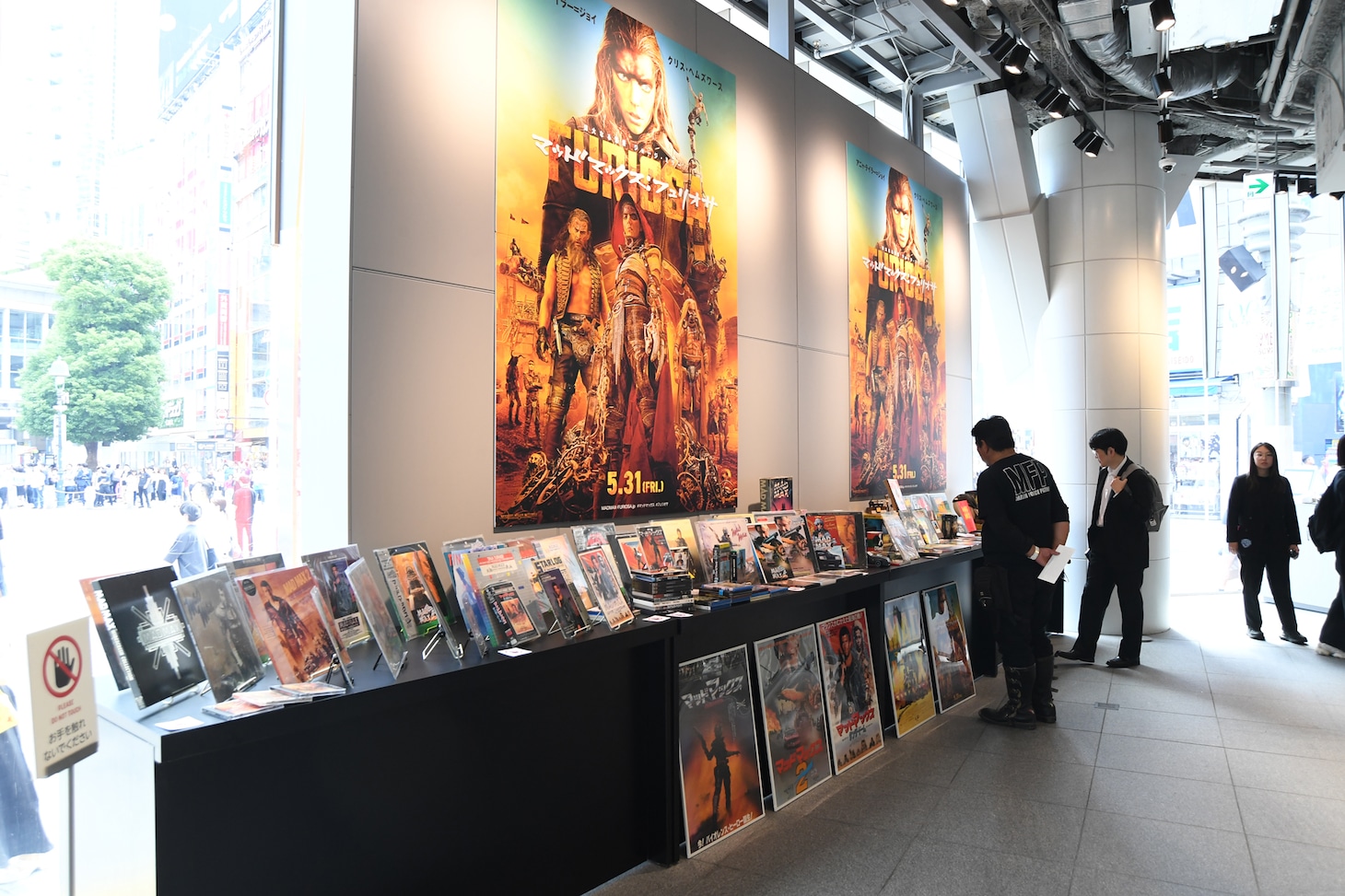 「マッドワールドV8展」の様子。