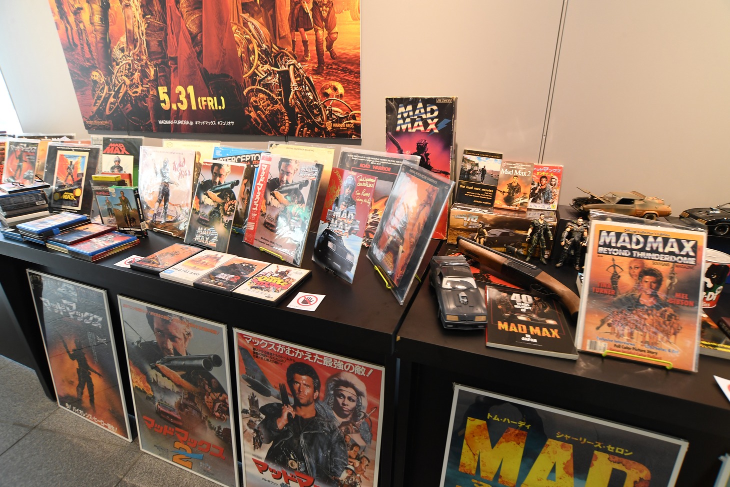 「マッドワールドV8展」の様子。