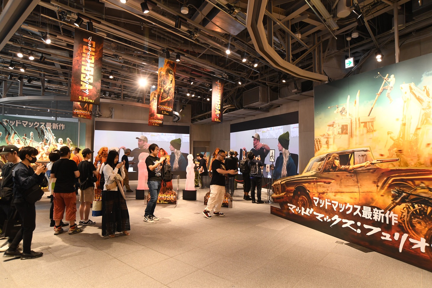 「マッドワールドV8展」の様子。