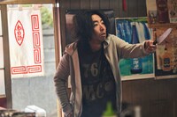 山下役の柄本時生。