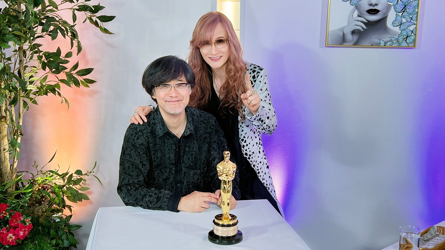 「高見沢俊彦の美味しい音楽 美しいメシ」より、奥から高見沢俊彦、山崎貴、オスカー像。