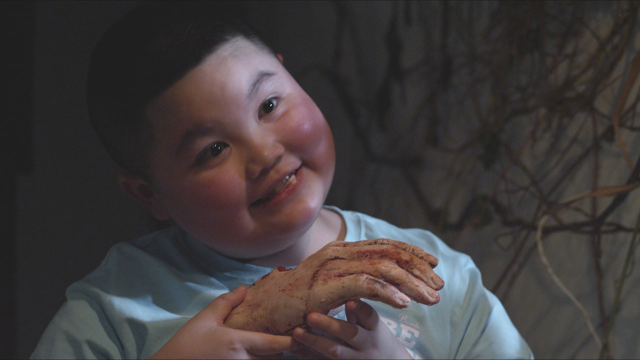 喰い合いの連鎖描くホラー「Kfc」初映像、子供が切断された手にパクつく場面写真も