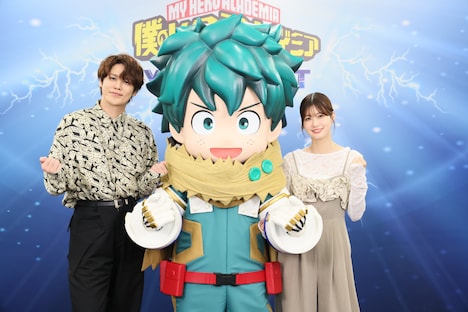 左から宮野真守、緑谷出久(デク)、生見愛瑠。